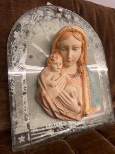 Madonna in ceramica anni 40 Toscana su base in vetro specchio